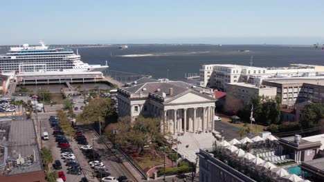 Low-panning-aerial-shot-of-the-United-States-Custom-House-in-Charleston,-South-Carolina