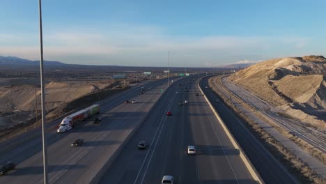 Toma-Aérea-Sobre-El-Tráfico-En-La-Autopista-Interestatal-15-En-Draper-Utah