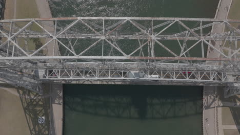 Toma-Aérea-En-Cámara-Lenta-Del-Tráfico-Cruzando-El-Puente-Levadizo-De-Duluth.