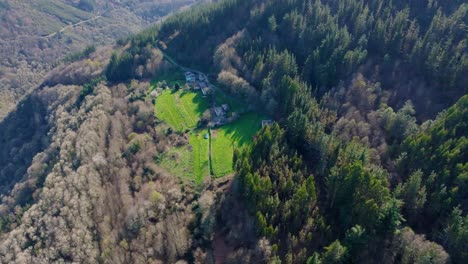 Vista-Aérea-De-La-Casa-En-La-Montaña-Y-El-Bosque-En-Verano-En-Fonsagrada,-Lugo,-Galicia,-España.