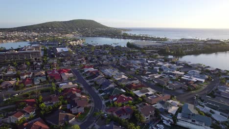 Luftaufnahmen-über-Einem-Wohngebiet-In-Der-Nähe-Von-East-Honolulu,-Hawaii-Auf-Der-Insel-Oahu,-Zeigen-Bunte-Dächer-Innerhalb-Der-Inselgemeinschaft