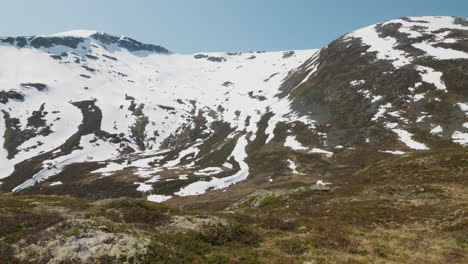 Schneebedeckte-Berge-An-Einem-Sonnigen-Tag-In-Norwegen