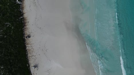 Lucky-Bay-Beach-Mit-Weißem-Sand-Und-Türkisfarbenem-Meerwasser,-Cape-Le-Grand-Nationalpark,-Westaustralien