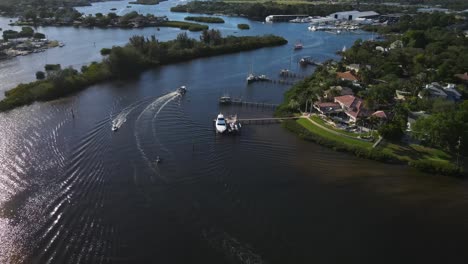 Schöner-Tag-Zum-Bootfahren,-Luftaufnahme-Von-Tarpon-Springs,-Florida