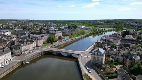 Chateau-Gontier-Stadtzentrum-Mit-Fluss-Mayenne-Und-Brücke,-Frankreich