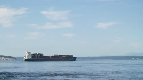 Großes-Kommerzielles-Containerschiff-Auf-Seinem-Weg-Durch-Den-Puget-Sound