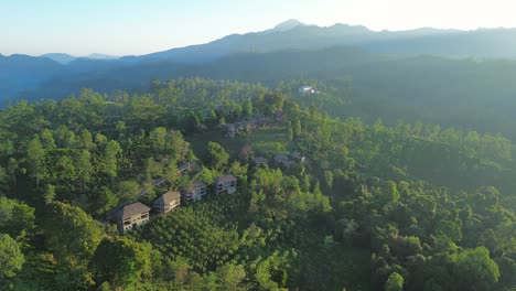 Luftbild-Drohnenlandschaft-Mit-Sonnenaufgang-Am-Morgen-über-Wohnhäusern-Auf-Ackerland-Im-Naturwald-Mit-Bergen-Im-Hintergrund-Little-Adam&#39;s-Peak-Ella-Sri-Lanka-Asien