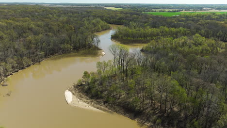 Río-Que-Fluye-A-Través-Del-Bosque-En-El-Refugio-Nacional-De-Vida-Silvestre-Lower-Hattie,-Tennessee,-EE.UU.---Disparo-Aéreo-De-Drones