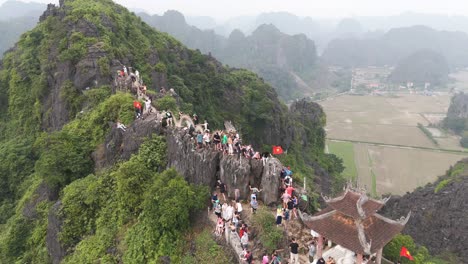 Toma-Aérea-De-Un-Drone-Del-Dragón-Dormido-Vietnam