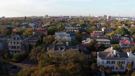 Toma-Aérea-En-Ascenso-Y-Panorámica-De-Mansiones-Anteriores-A-La-Guerra-A-Lo-Largo-Del-Paseo-Marítimo-De-South-Battery-Durante-La-Puesta-De-Sol-En-Charleston,-Carolina-Del-Sur