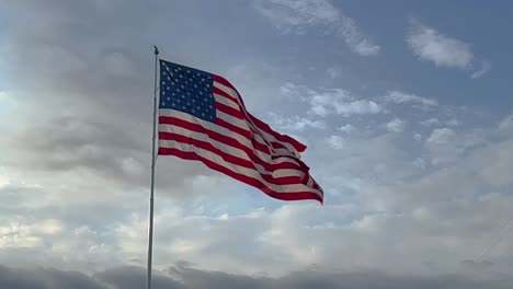 Große-Amerikanische-Flagge-In-Super-Zeitlupe,-Die-Am-Späten-Nachmittag-Im-Wind-Vor-Einem-Sonnigen-Blauen-Himmel-Und-Weißen-Wolken-Weht