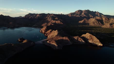 Panorama-De-Montañas-Rocosas-Y-Mar-Al-Atardecer-En-Baja-California,-Agua-Verde,-México