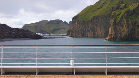 Zeitraffer,-Kreuzfahrtschiff-Verlässt-Den-Hafen-Von-Vestmannaeyjar,-Insel-Heimaey,-Island
