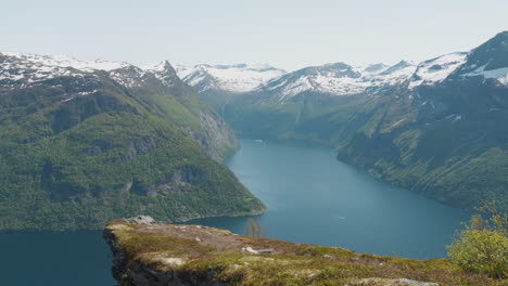 Blick-Auf-Die-Norwegische-Fjordlandschaft-Auf-Einem-Berggipfel-Im-Sommer