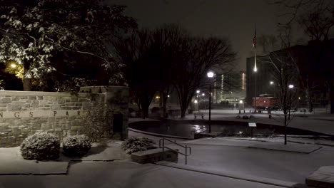 Luftaufnahme-Des-Verschneiten-Lititz-Springs-Parks-Bei-Nacht,-Von-Links-Nach-Rechts