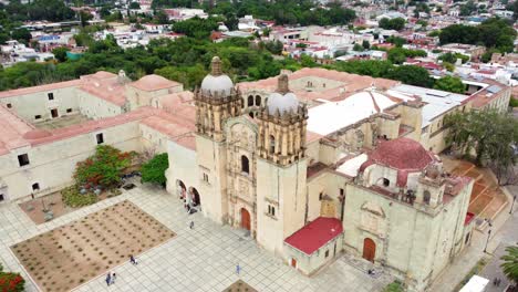 Erstaunliche-Luftaufnahme-Der-Kathedrale-Santo-Domingo-De-Guzman-In-Oaxaca-De-Juarez,-Mexiko