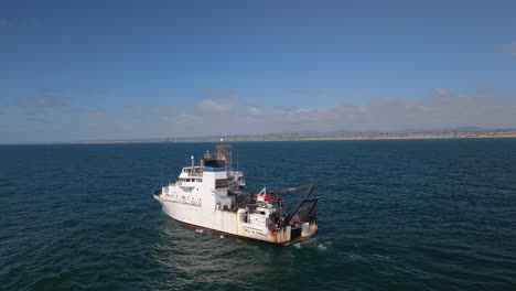 Luftaufnahme-Eines-Amerikanischen-Fischereiforschungsschiffs-An-Der-Küste-Des-Pazifischen-Ozeans-In-Del-Mar,-San-Diego,-Kalifornien