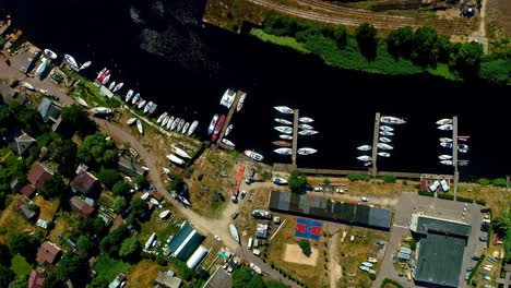 Boote-Am-Flussufer-Angedockt-Mit-Dorfhäusern-Am-Ufer