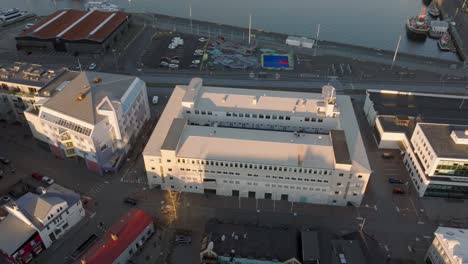Reykjavík-Art-Museum-Hafnarhús-modern-building-in-Iceland,-aerial