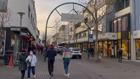 Das-Tägliche-Leben-In-Der-Innenstadt-Von-Reykjavik-Mit-Fußgängern-Und-Fahrzeugen,-Handheld-Ansicht