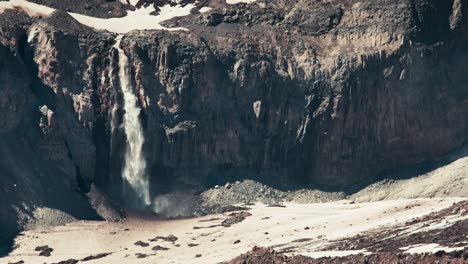 Toma-Estática-De-Una-única-Cascada-De-Otro-Mundo-Que-Cae-En-Medio-De-Un-Terreno-De-Apariencia-Alienígena