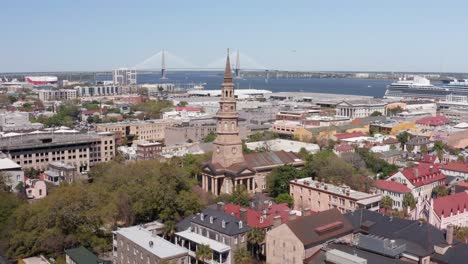 Low-push-in-aerial-shot-of-Saint-Philip's-Church-in-the-historic-French-Quarter-of-Charleston,-South-Carolina