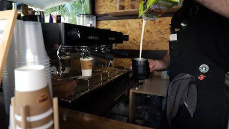 Barista-Bereitet-Espresso-Mit-Latte-In-Einem-Café-Zu