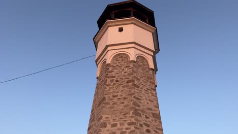 Inclinarse-Sobre-La-Torre-Del-Reloj-Sahat-Tepe-Al-Atardecer,-Plovdiv,-Bulgaria