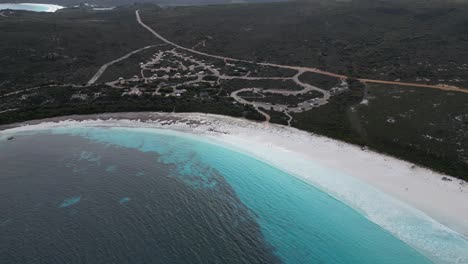 Lucky-Bay-beach-and-surrounding-landscape,-Cape-Le-Grand-National-Park,-Western-Australia