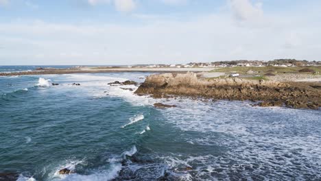 Olas-Espumosas-Que-Desembarcan-En-La-Playa-Y-Las-Rocas-En-Un-Día-Soleado-En-Guernsey,-Las-Islas-Del-Canal