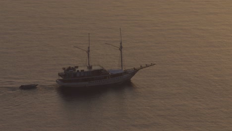 Barco-Navegando-En-Mar-Abierto-Durante-El-Crepúsculo