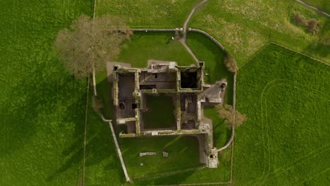 Luftaufnahme-Von-Oben-Nach-Unten,-Die-Bective-Abbey-Einfängt.-Grafschaft-Meath