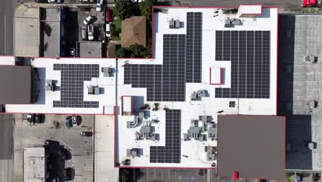 Sistema-De-Energía-Solar-Instalado-En-La-Azotea-De-Un-Edificio-Industrial.