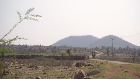 Schwenk-über-Kleine-Hügel-Im-Halbtrockenen-Grasland-Von-Ghatigao-In-Madhya-Pradesh,-Indien