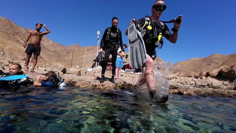 Taucher-An-Land-Bereit-Zum-Eintauchen-Ins-Rote-Meer-In-Dahab,-Ägypten