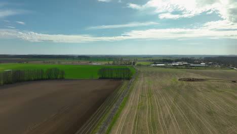 Luftaufnahme-Eines-Landwirtschaftlichen-Feldes-Mit-Wunderschöner-Landschaft-Während-Des-Tages