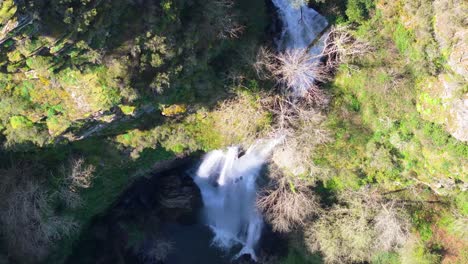 Vista-Superior-De-La-Cascada-Seimeira-De-Vilagocende-Que-Fluye-A-Través-De-Rocas-En-Fonsagrada,-Lugo,-España