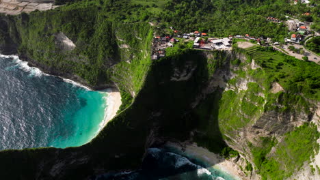 Playa-De-Kelingking-Y-Acantilados-De-Piedra-Caliza-En-Verano-En-La-Isla-Penida-En-Bali,-Indonesia
