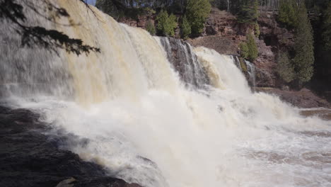 Tosender-Wasserfall-In-üppiger-Waldumgebung\n