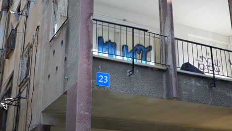 Cartel-Número-23-En-Un-Antiguo-Edificio-De-Apartamentos-De-Dos-Plantas