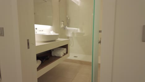 Seguimiento-En-Toma-Del-Baño-Del-Hotel-En-Cámara-Lenta,-Algarve