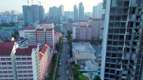 Paisaje-Aéreo-De-Drones-Del-Centro-De-La-Ciudad-Principal-Cbd-Con-Autos-Conduciendo-Por-La-Calle-Edificios-Torres-área-Urbana-Parque-Farrer-Singapur-Asia-Viajes-Turismo