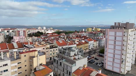 Imágenes-De-Drones-Inclinándose-Hacia-Abajo-Y-Filmando-Un-Edificio-En-Lisboa