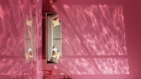 Vertikale-Innenarchitektur-Eines-Modernen-Apartment-Wohnzimmers-Mit-Pflanzenbaumblattschatten-Auf-Der-Roten-Wand-Im-Hintergrund,-3D-Rendering-Animation