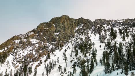 Luftaufnahme-Einer-Drohne-über-Den-Bergen-Der-Trostlosen-Wildnis-Im-Winter,-Lake-Tahoe,-Kalifornien