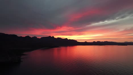 Feuriger-Sonnenuntergang-Mit-Reflexionen-über-Dem-Strand-Von-Baja-California-Sur-In-Mexiko