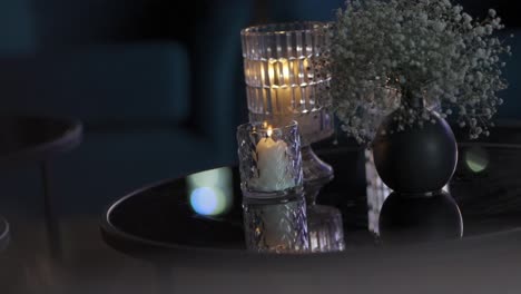 Eleganter-Glastisch-Mit-Kerzen-Und-Vase-Im-Luxusrestaurant