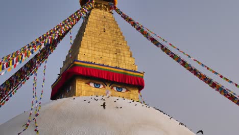 Vista-Cercana-De-La-Estupa-Central-Del-Templo-Boudhanath,-Katmandú,-Nepal