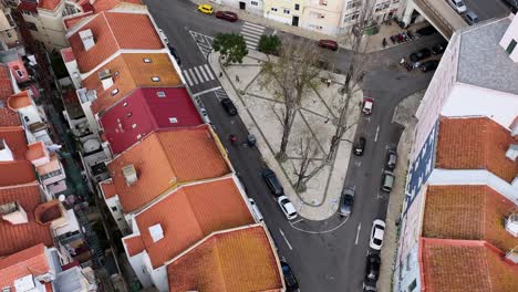 Drone-Siguiendo-Una-Moto,-Conduciendo-Por-Lisboa.