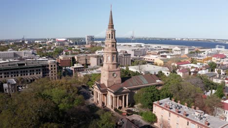 Wide-panning-aerial-shot-of-Saint-Philip's-Church-in-Charleston,-South-Carolina